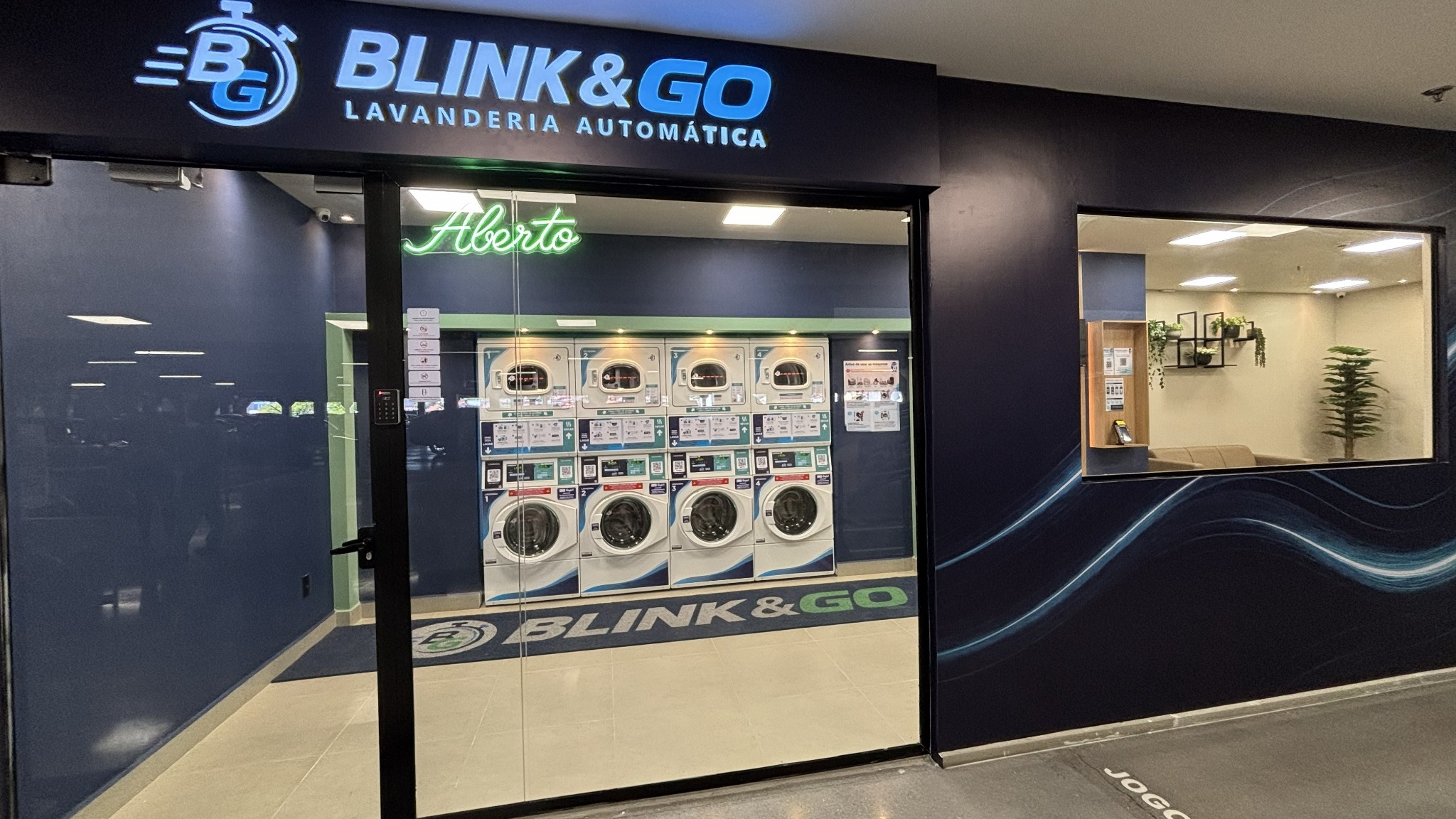 Fachada real da Blink & Go, com letreiro iluminado e entrada no Tauste Itavuvu